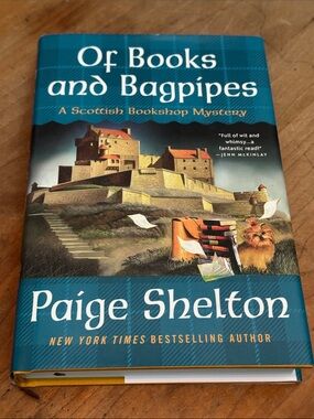 Of Books and Bagpipes - A Scottish bookshop mystery - Paige Shelton hardcover